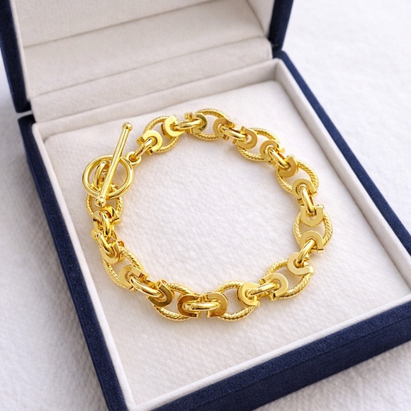 Gold- Tone Toggle Chain Link Bracelet ✨ - Picture 3 of 4